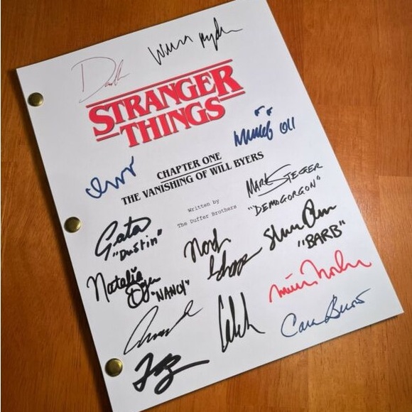 Stranger things autographed pilot script signed by whole cast - Picture 3 of 3